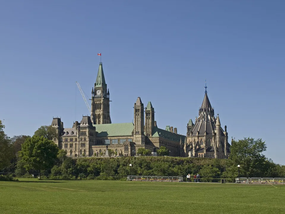 Здание парламента Канады и парламентская библиотека в Оттаве