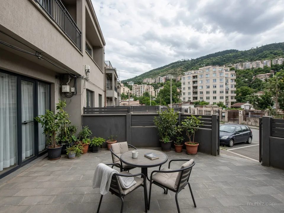 Căn hộ hai tầng 38 m² có sân 20 m² và chỗ đỗ xe