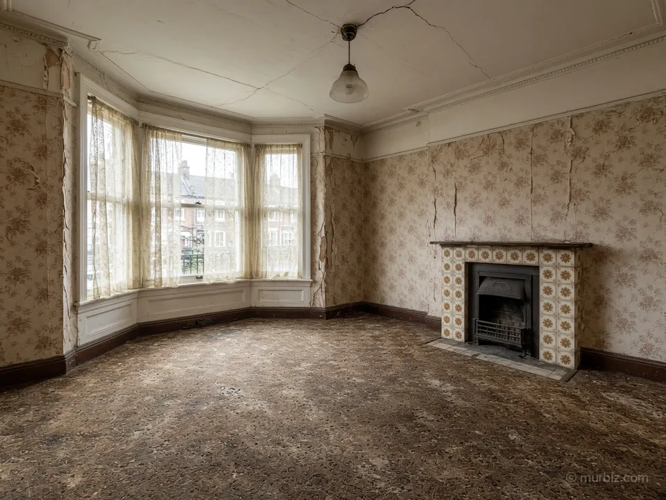 A three-bedroom house to renovate by Waddon station