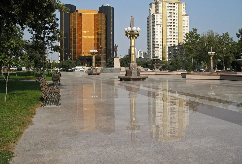 Золотая башня Центрального банка Азербайджана в Баку, вид из парка