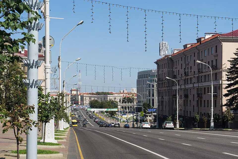 Проспект Независимости в Минске летним днём