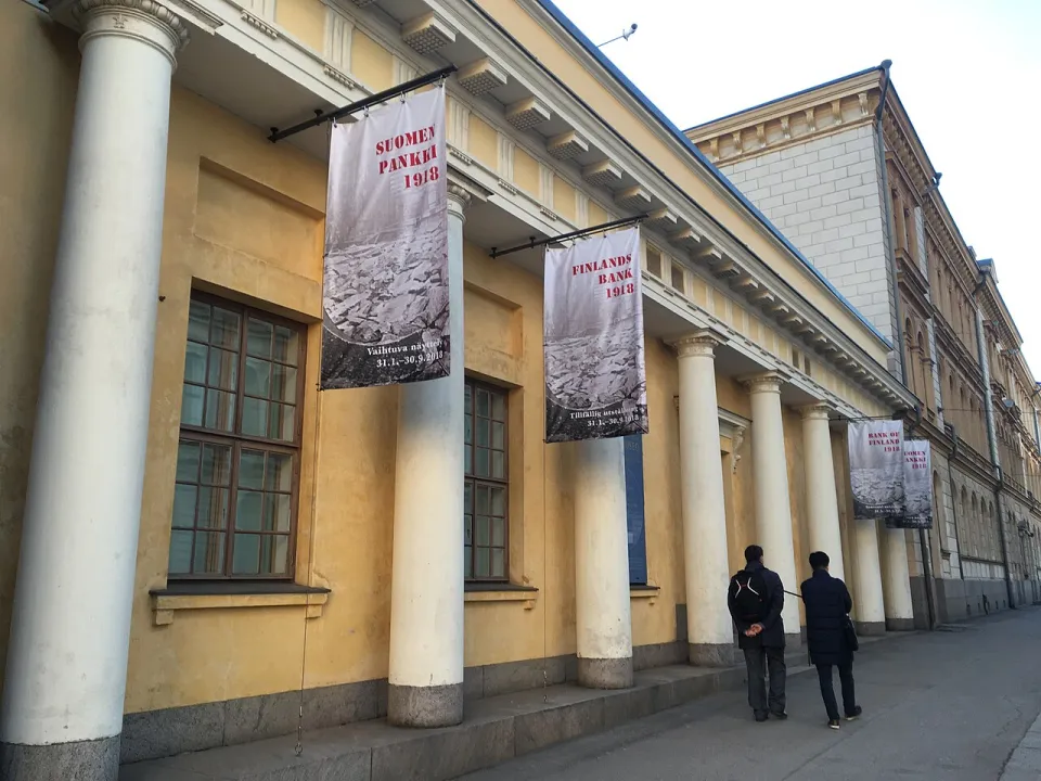 Знамёна на здании Банка Финляндии в Хельсинки