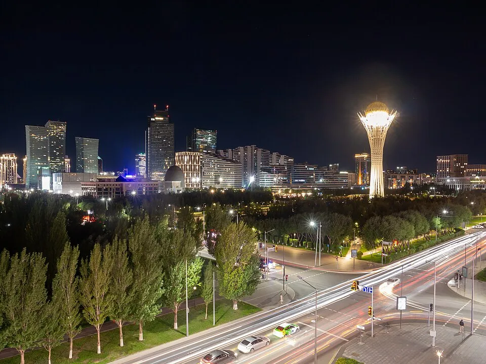 Деловой район Есиль в Астане вечером