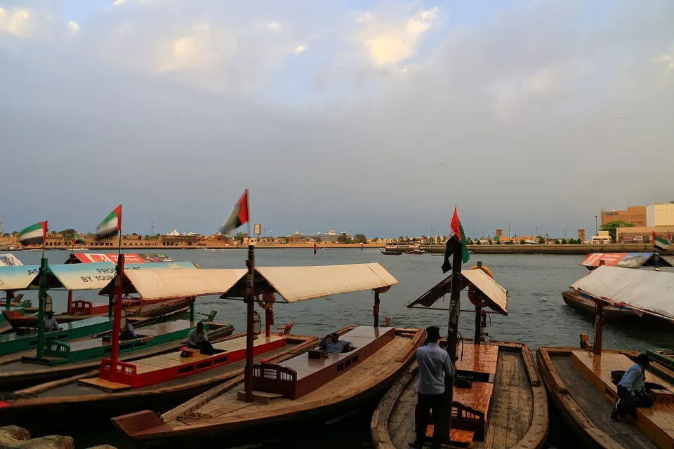 Лодки-абры у пристани в Бур-Дубае на заливе Дубай-Крик