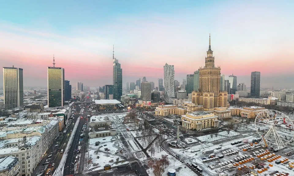 Вид на центр Варшавы с Дворцом культуры и науки на рассвете