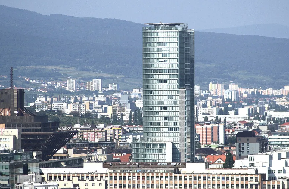 Высотное здание Национального банка Словакии над Братиславой