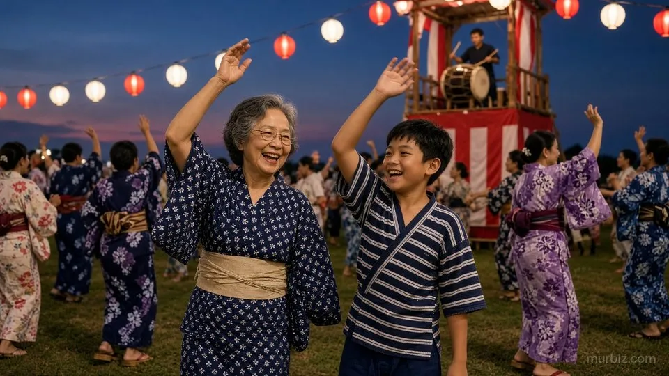 ちょうちんの明かりの下、盆踊りの輪で、藍色の浴衣の久美子さんと縞の甚平の陽翔くんが手を上げて笑いながら踊っている