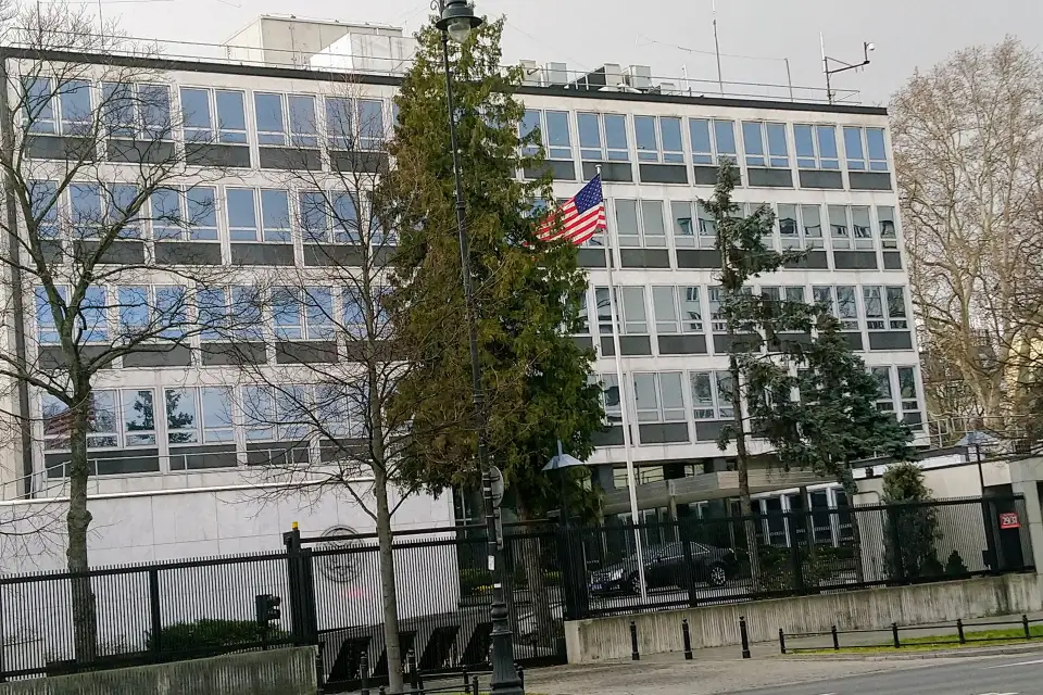 Здание посольства США в Варшаве за оградой