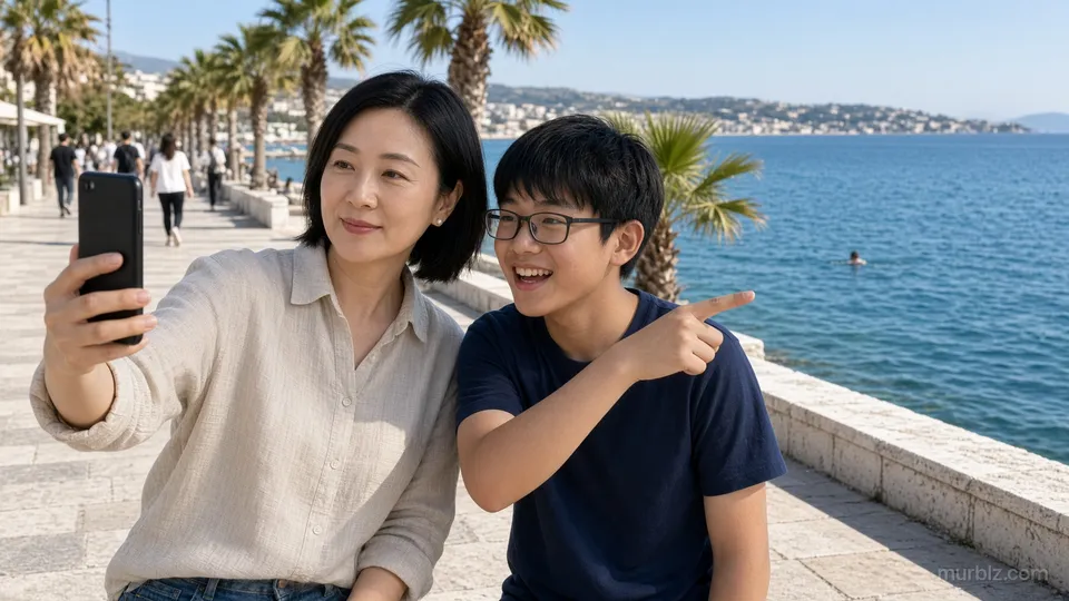 林静在雅典法利罗湾的海滨步道上用手机和丈夫视频,子墨站在她身边,背后是蓝色的大海
